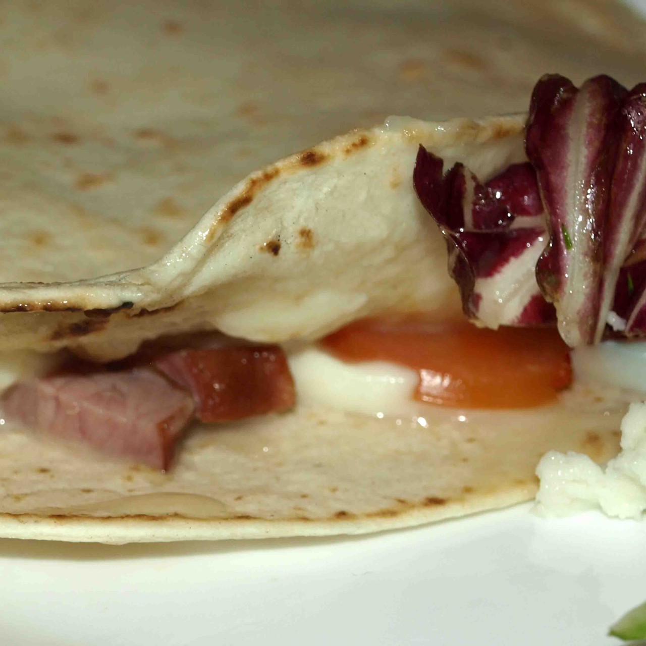 Итальянская лепешка с помидорами, копченной говядиной и сыром моцарелла