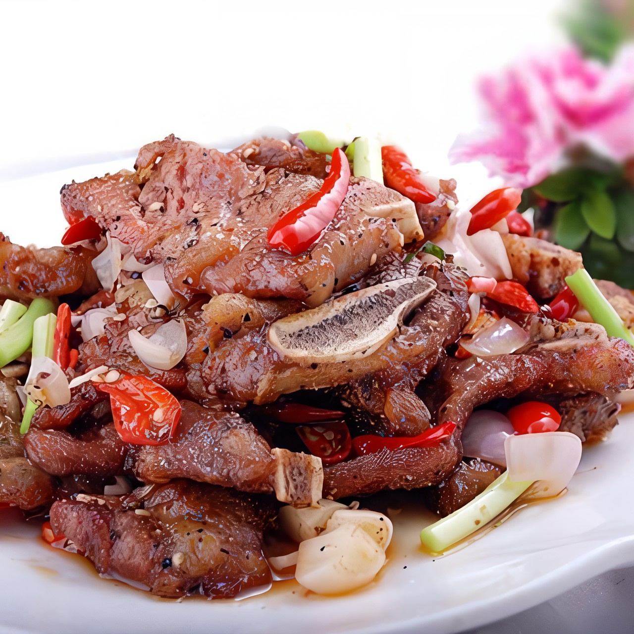 Итальянский салат с маринованной говядиной, красным луком и пармезаном