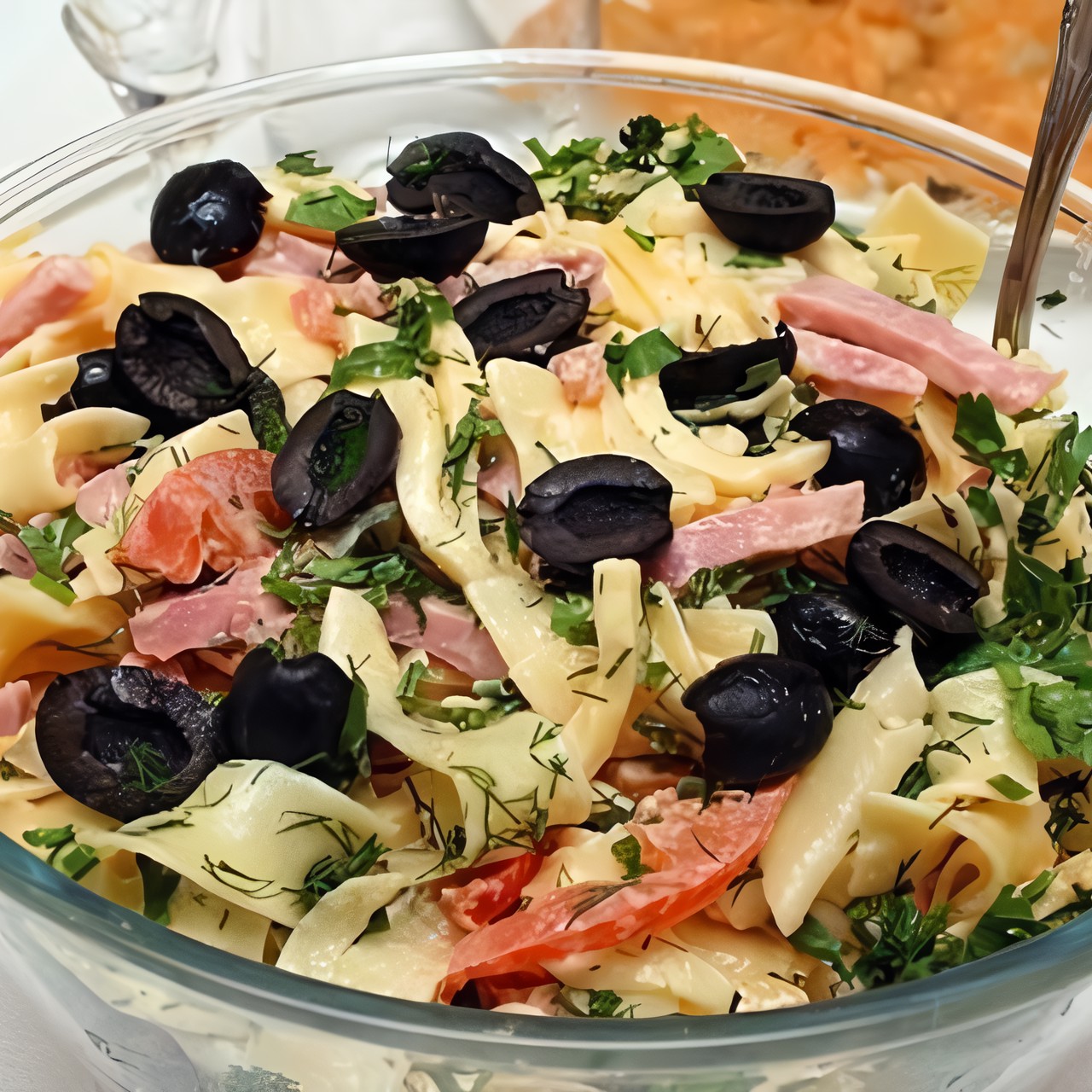 Итальянский салат с сыром и макаронами