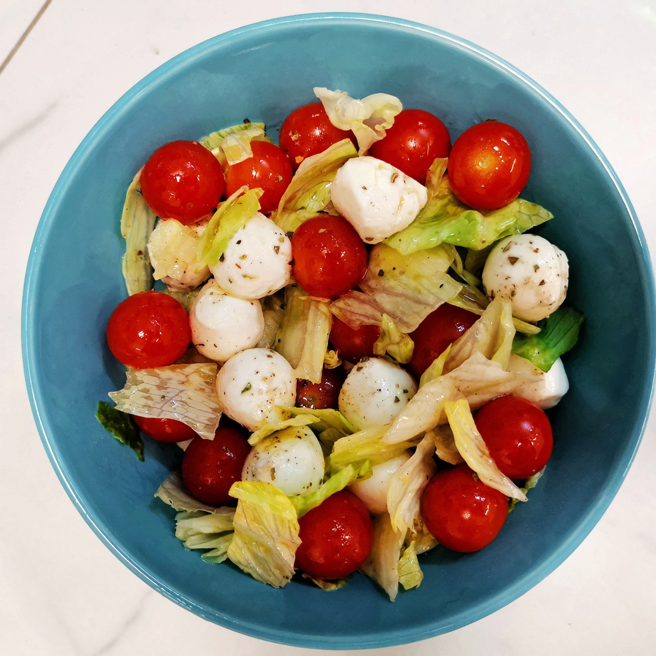 Итальянский овощной салат с моцареллой