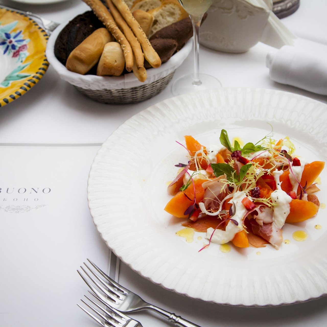 Итальянский салат с тартаром из клубники