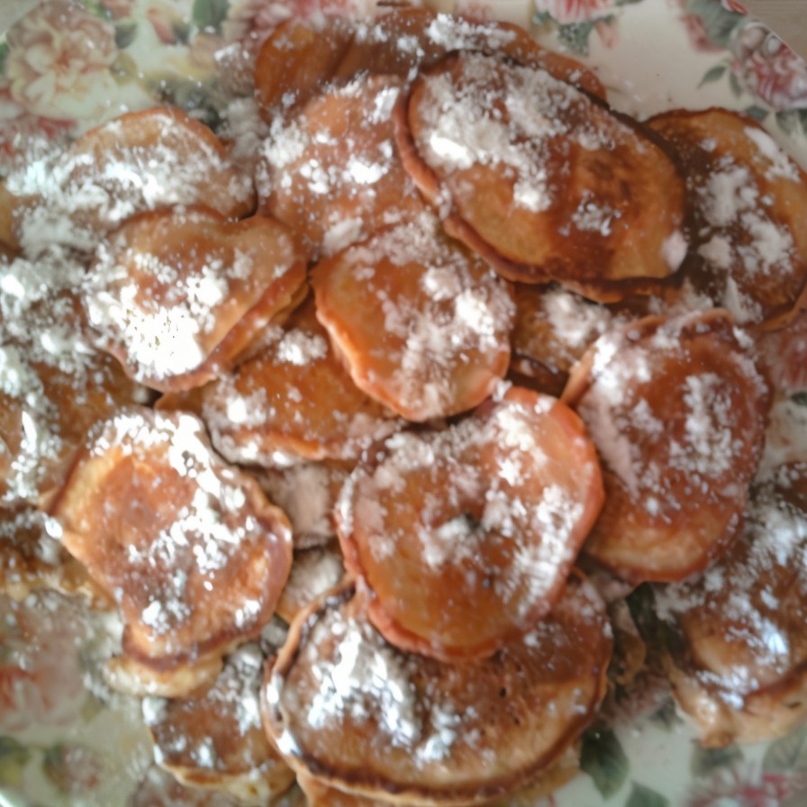 Яблочные оладьи со сметаной