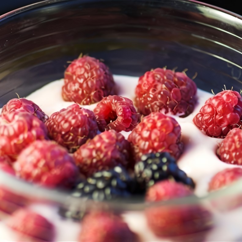 Яблочный йогурт с малиной и ежевикой