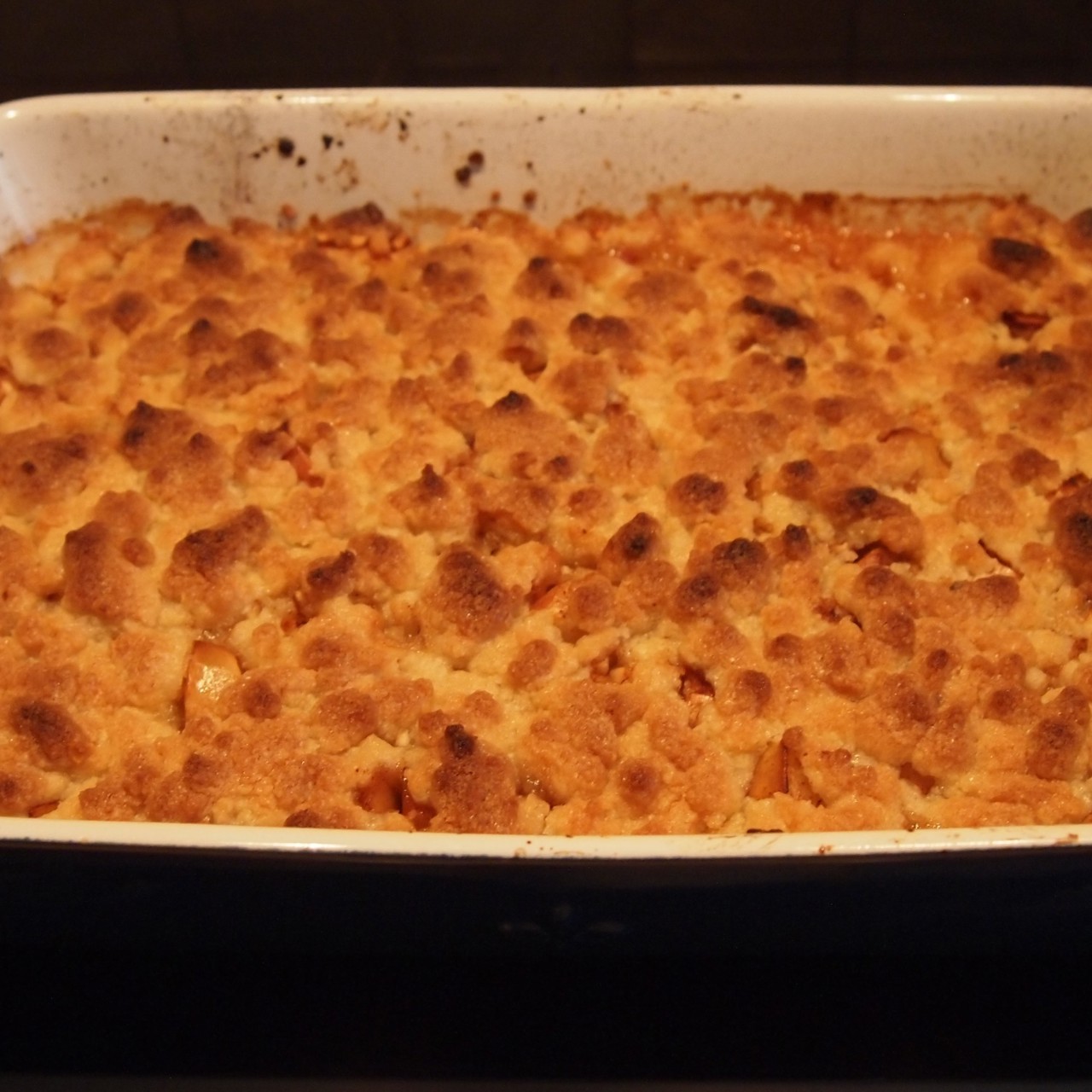 Яблочный крамбл с корицей и миндалем