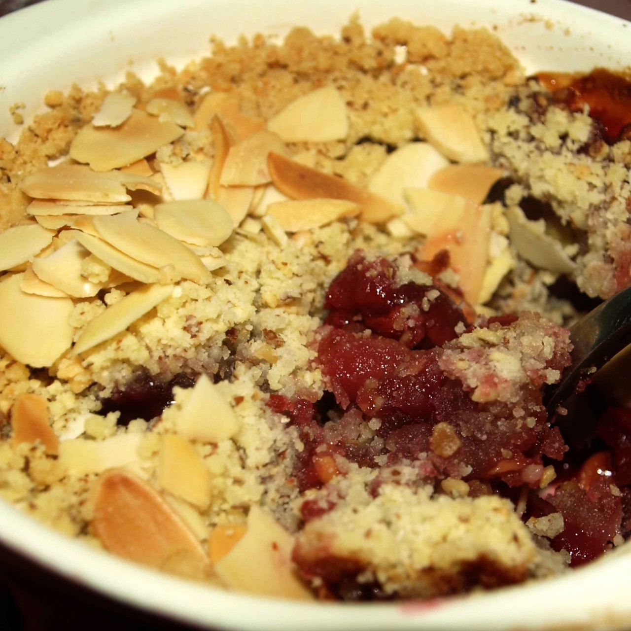 Яблочный крамбл с вишней и миндалем