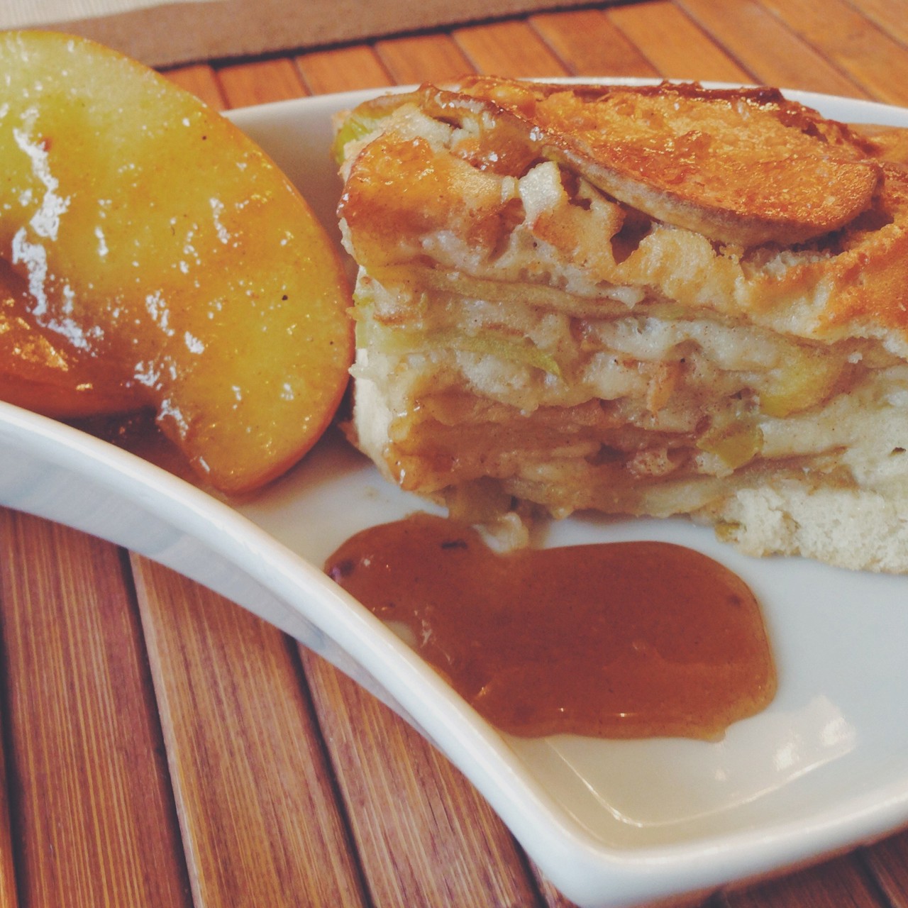 Яблочный пирог с карамелизированными яблоками