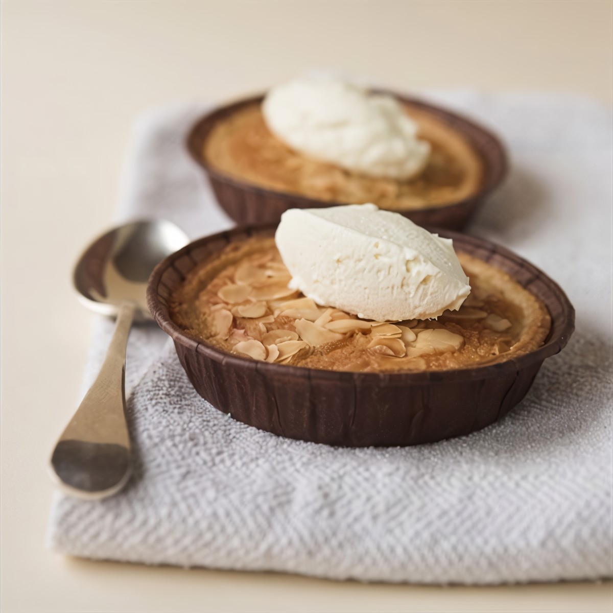 Яблочный пирог со штрейзелем из орехов пекан с ванильным кремом маскарпоне