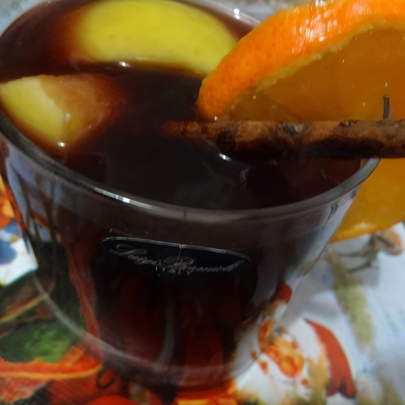 Яблочный сидр с красным вином  и корицей