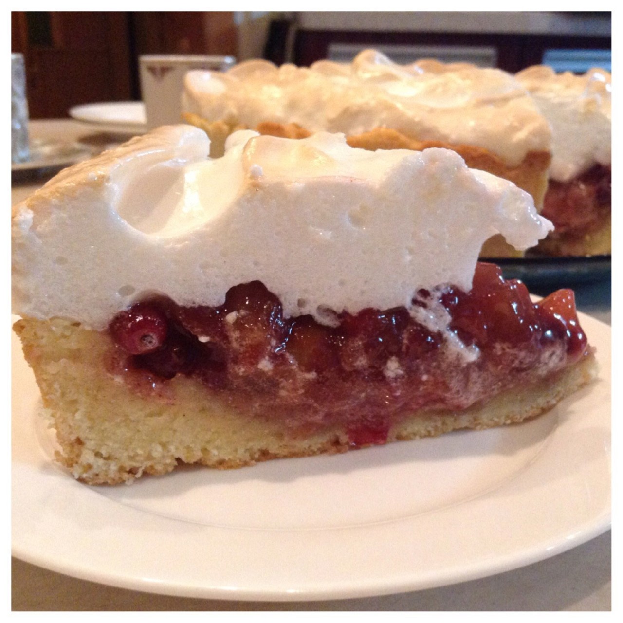 Яблочно-клюквенный тарт с меренгой