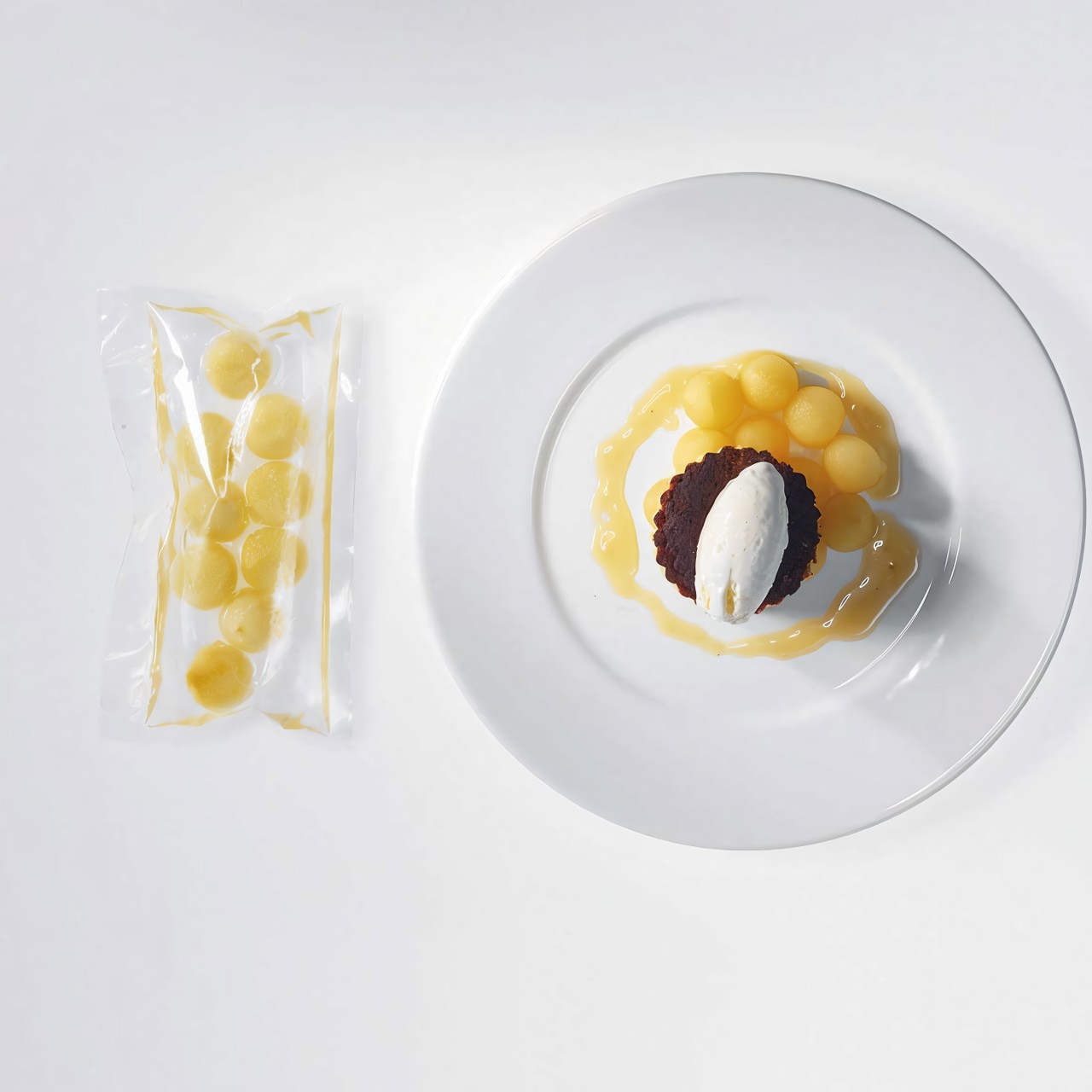 Яблоки в вине с яблочным бисквитом