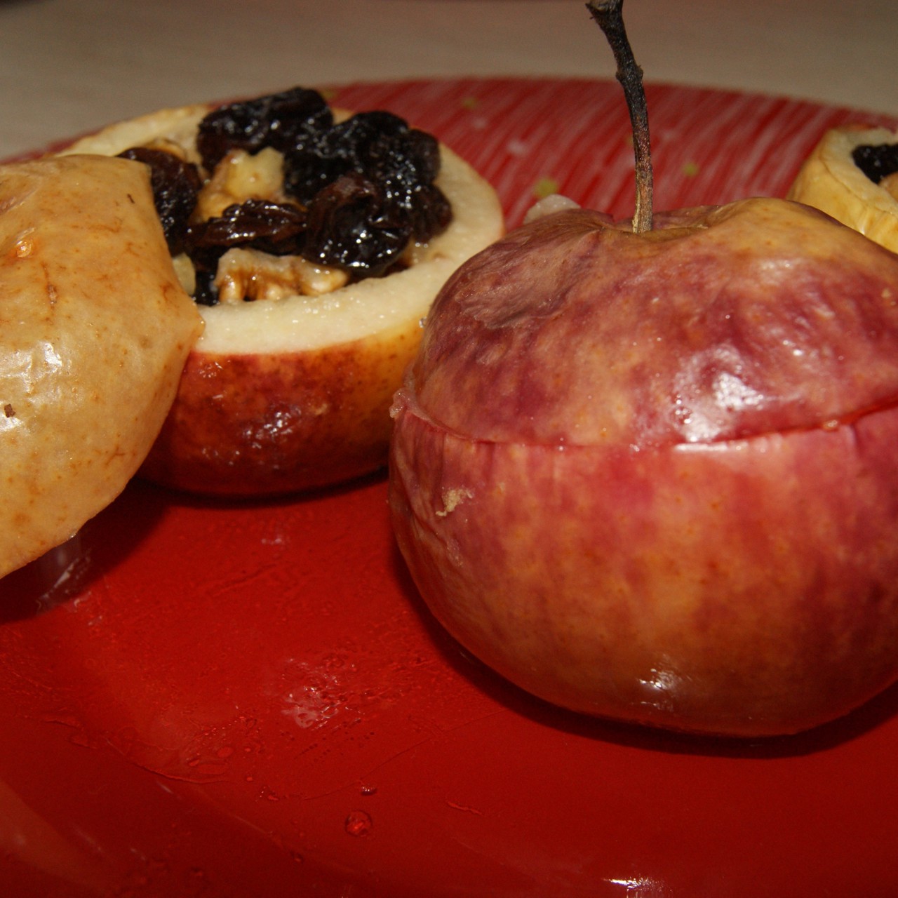 Яблоки, запеченные с изюмом и орехами