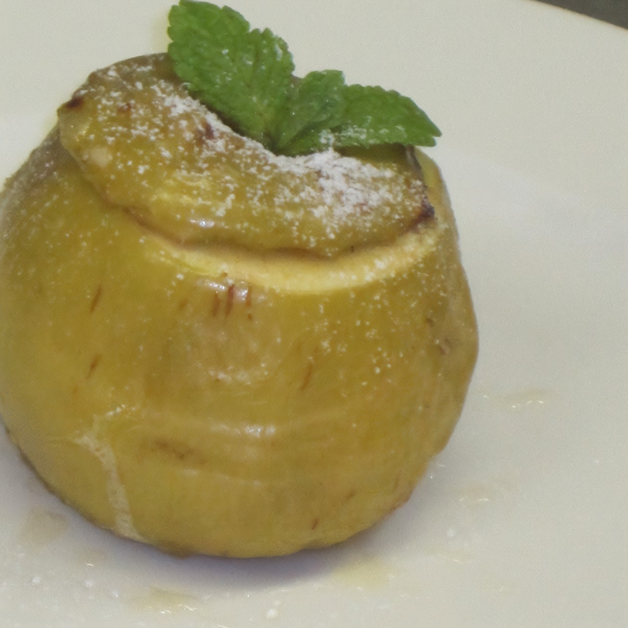 Яблоко, запеченное с физалисом и орехами