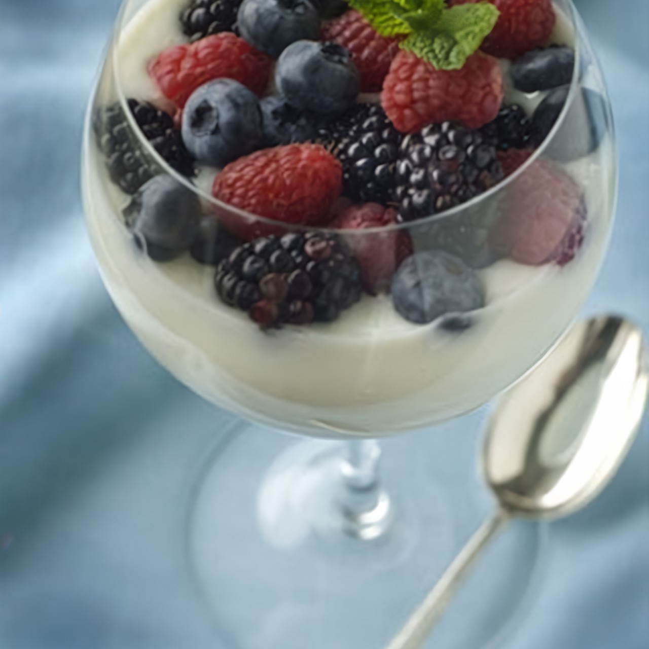 Ягоды с лимонно-медовым соусом