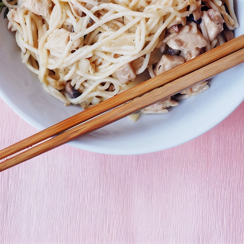 Яичная лапша с курицей и грибами