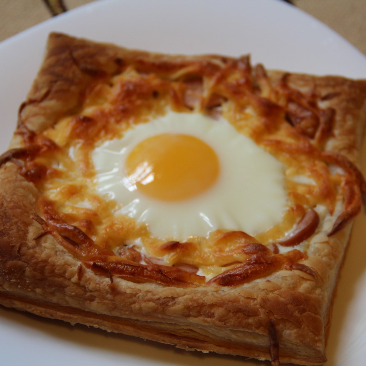 Яичница на слоеном тесте