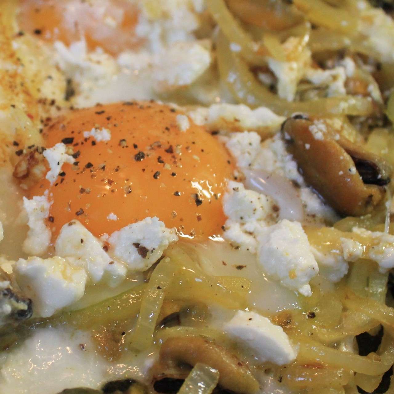 Яичница с мидиями и фетой