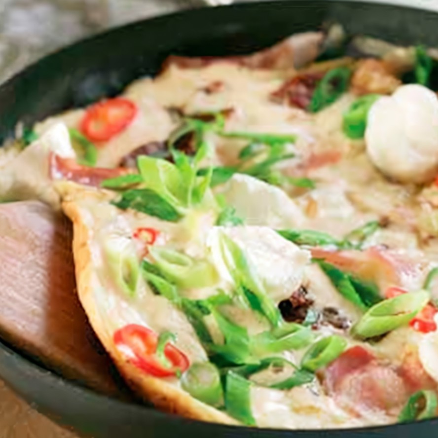 Яичница с шампиньонами, колбасками и сыром