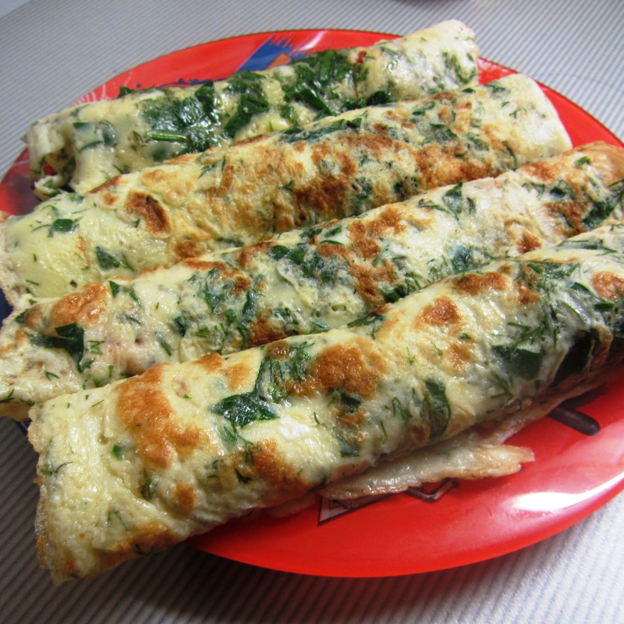 Яичные блинчики с помидорами, зеленью, чесноком и докторской колбасой