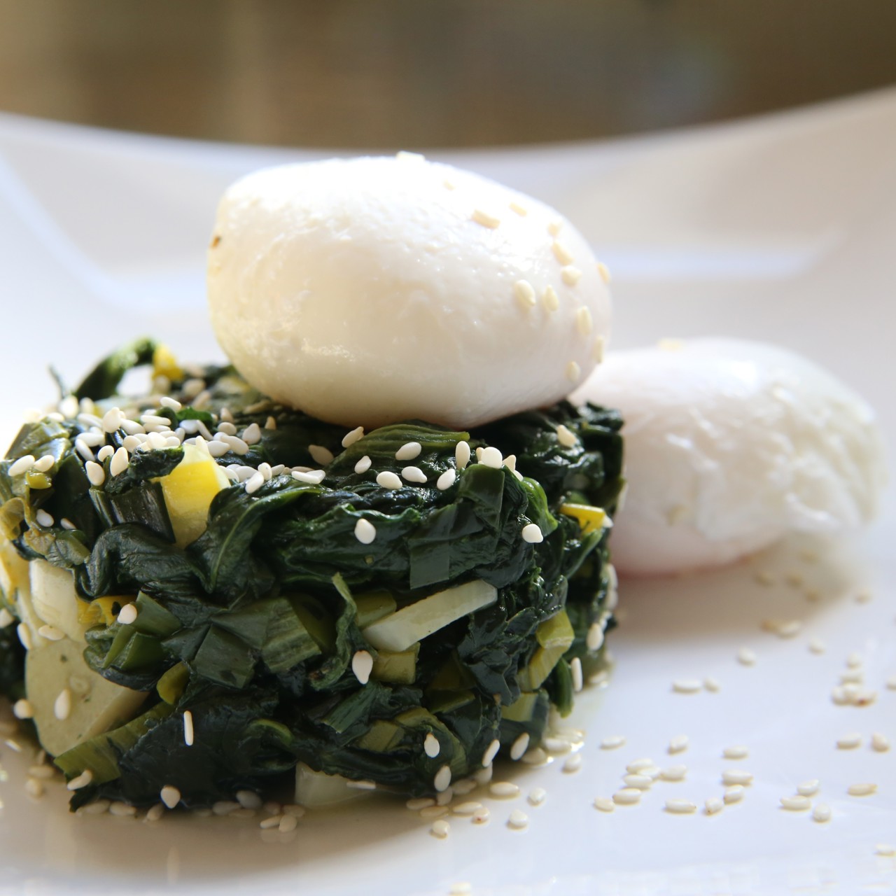 Яйца пашот со шпинатом