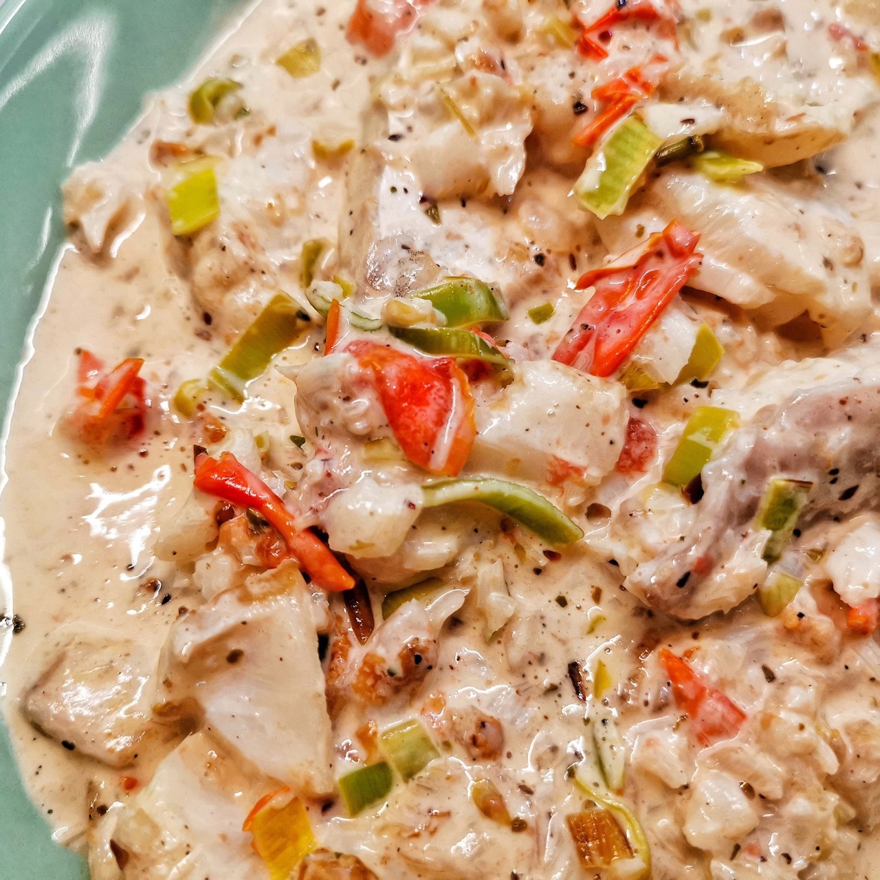 Жареная кето-треска с овощами и сливками