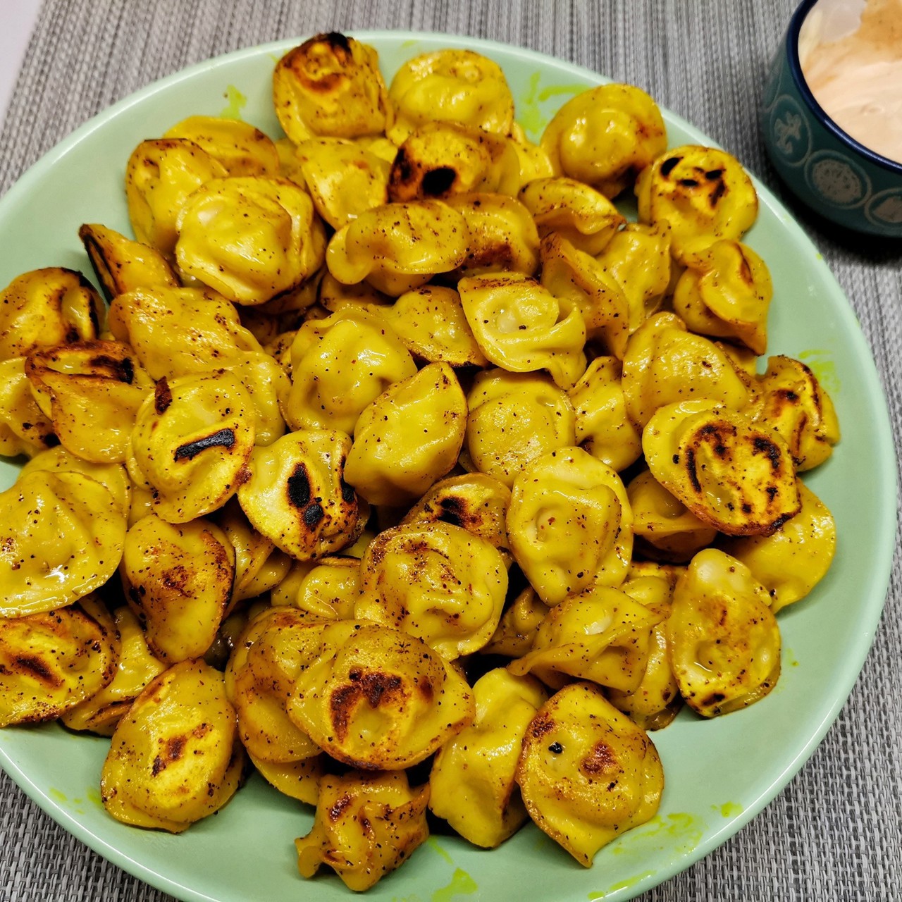 Жареные пельмени с карри и шафраном