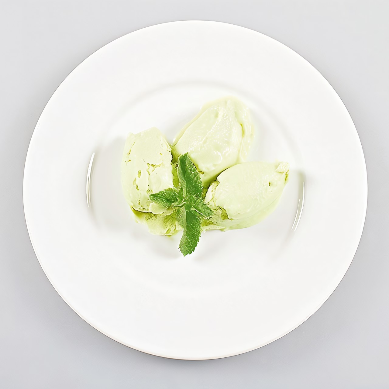 Йогуртовое мороженое с авокадо и огурцом