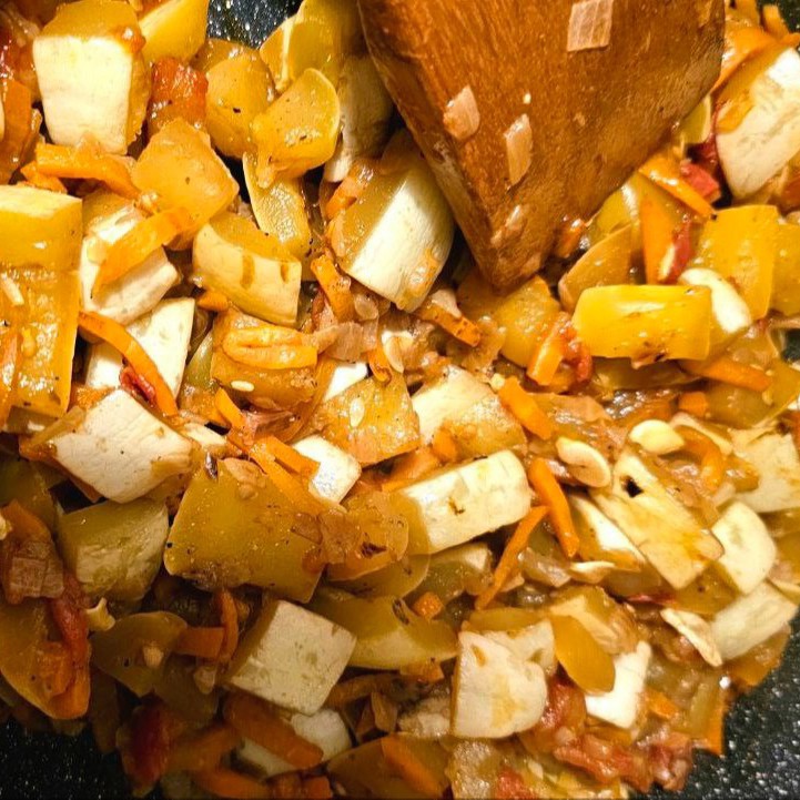 Кабачки, тушенные с овощами