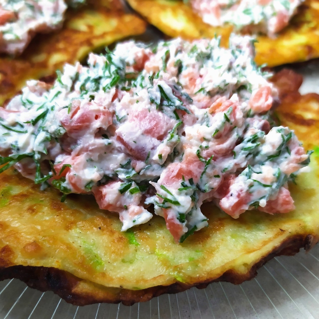 Кабачковые оладьи с творожным кремом и красной рыбой