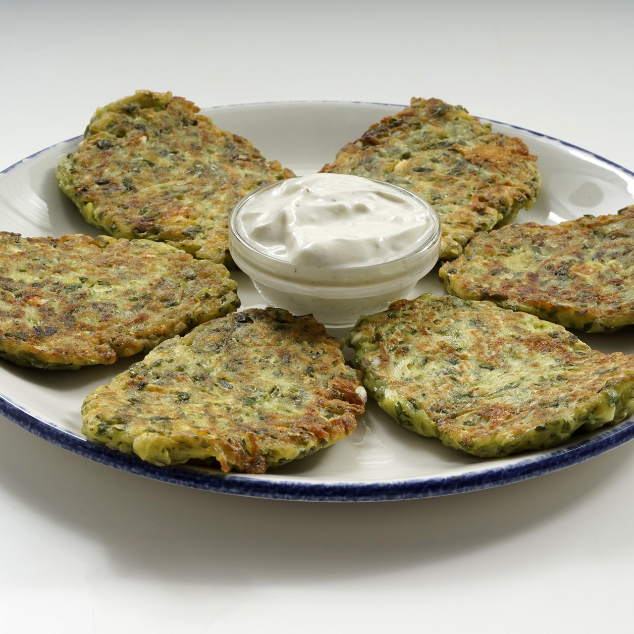 Кабачковые оладьи со шпинатом и фетой