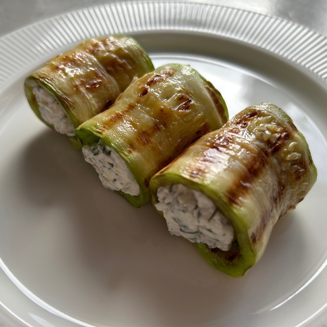 Кабачковые рулетики с творожным сыром