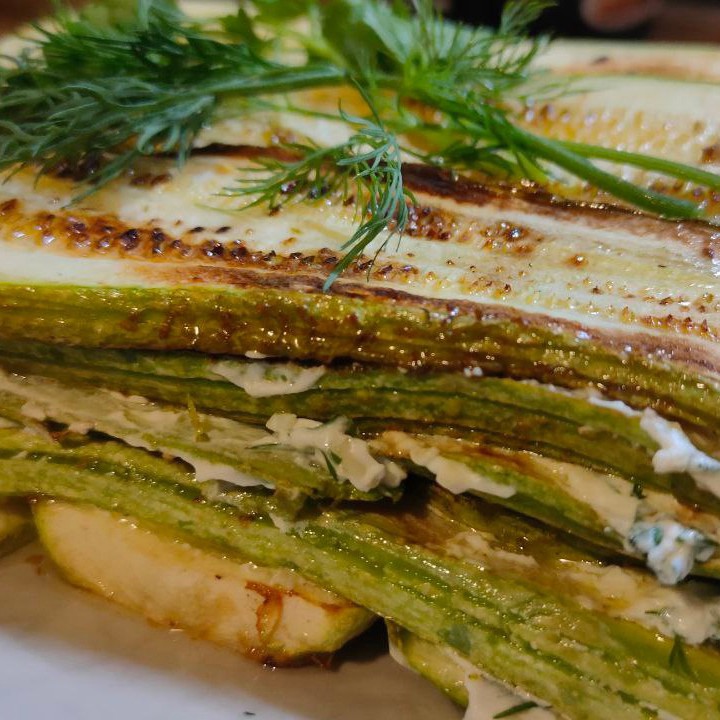 Кабачковый торт с творожным сыром, чесноком и зеленью