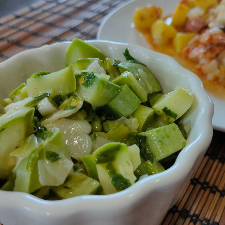 Кабачок с зеленью и молодым чесноком