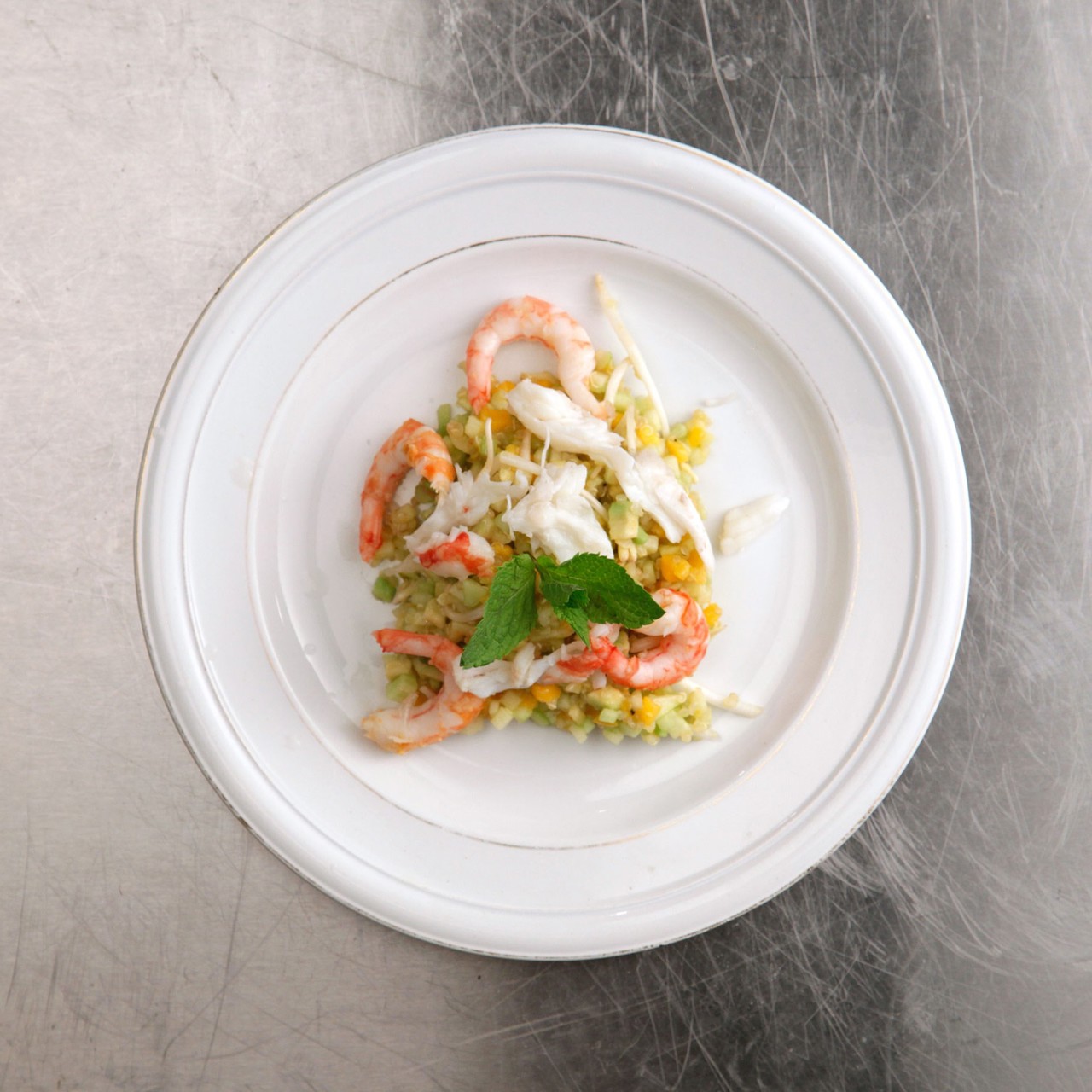 Калифорнийский салат из киноа с креветками и крабом