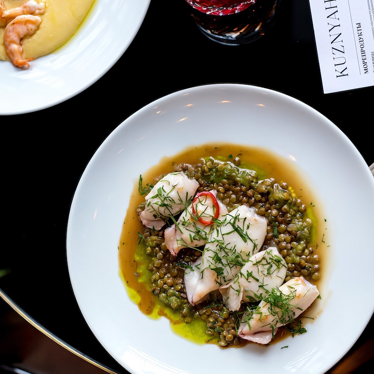 Кальмар на гриле с рагу из чечевицы и луковым маслом