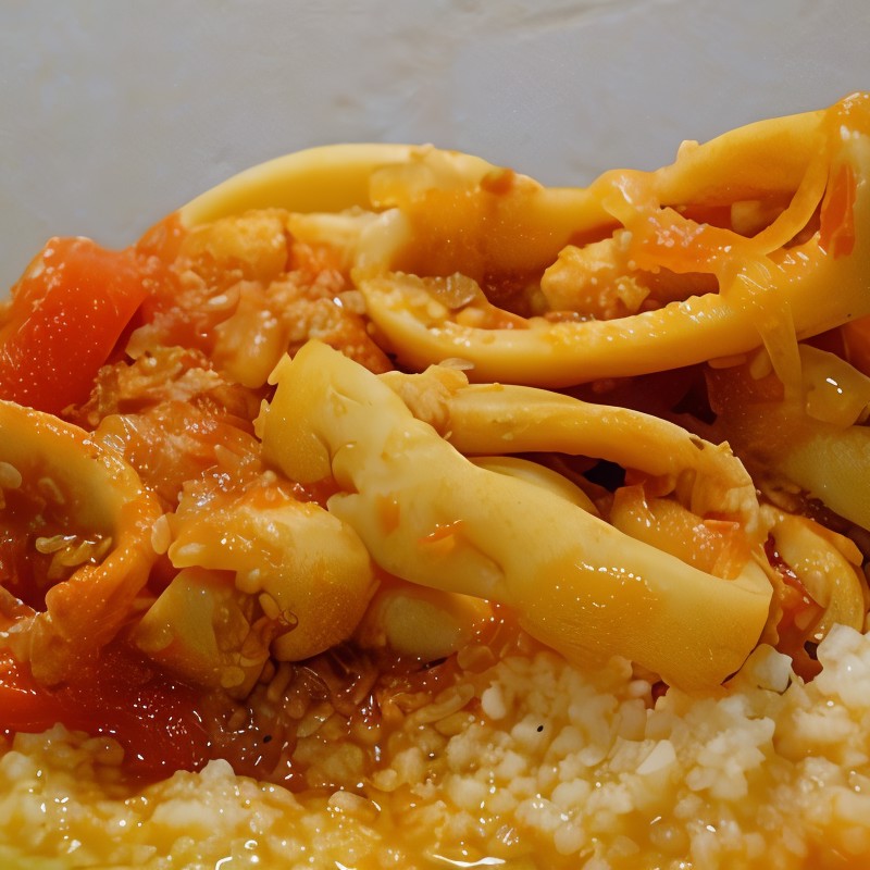 Кальмары, тушеные с перцем и кунжутом