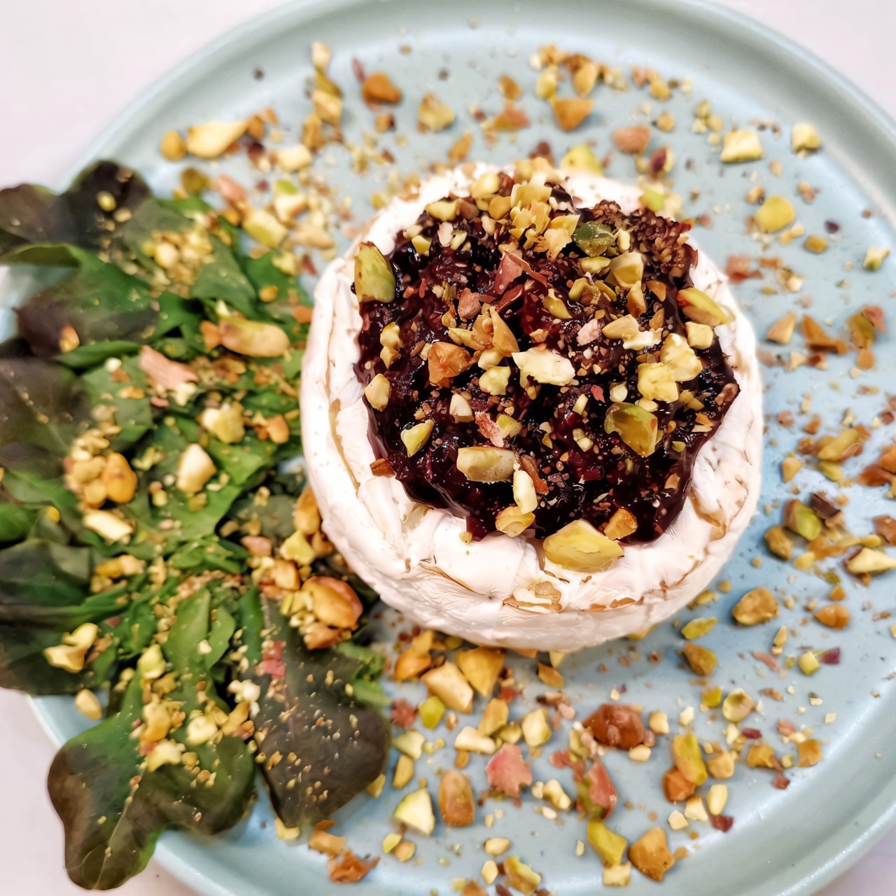 Камамбер с вареньем из черной смородины