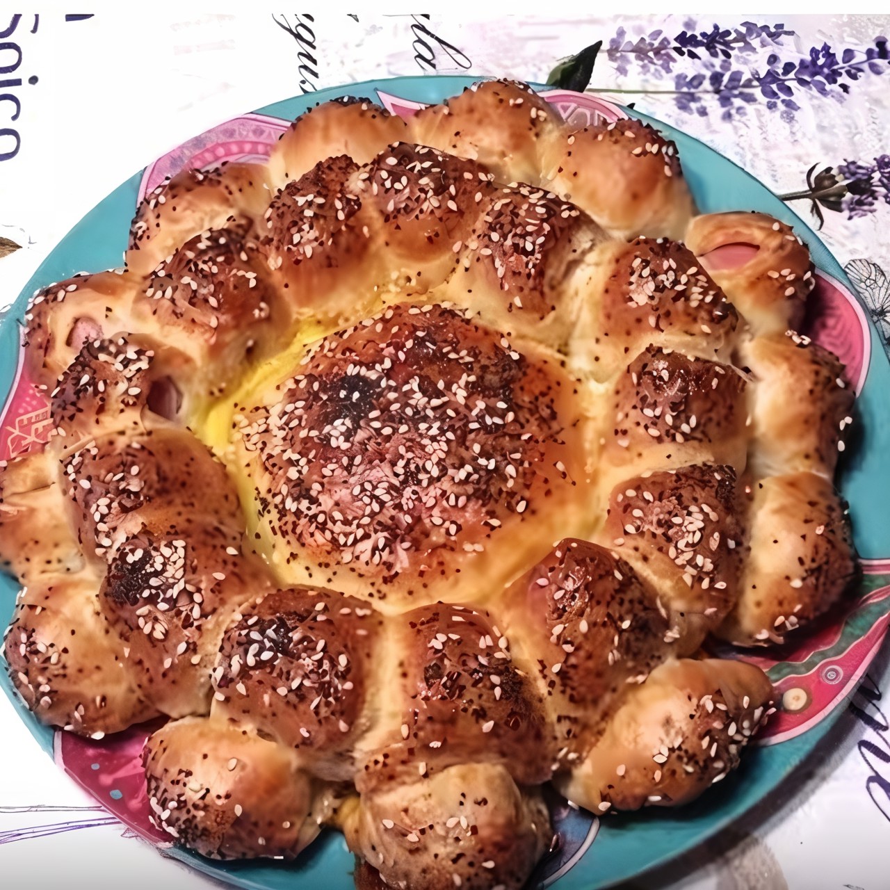 Камамбер в слоеном тесте с сосисками