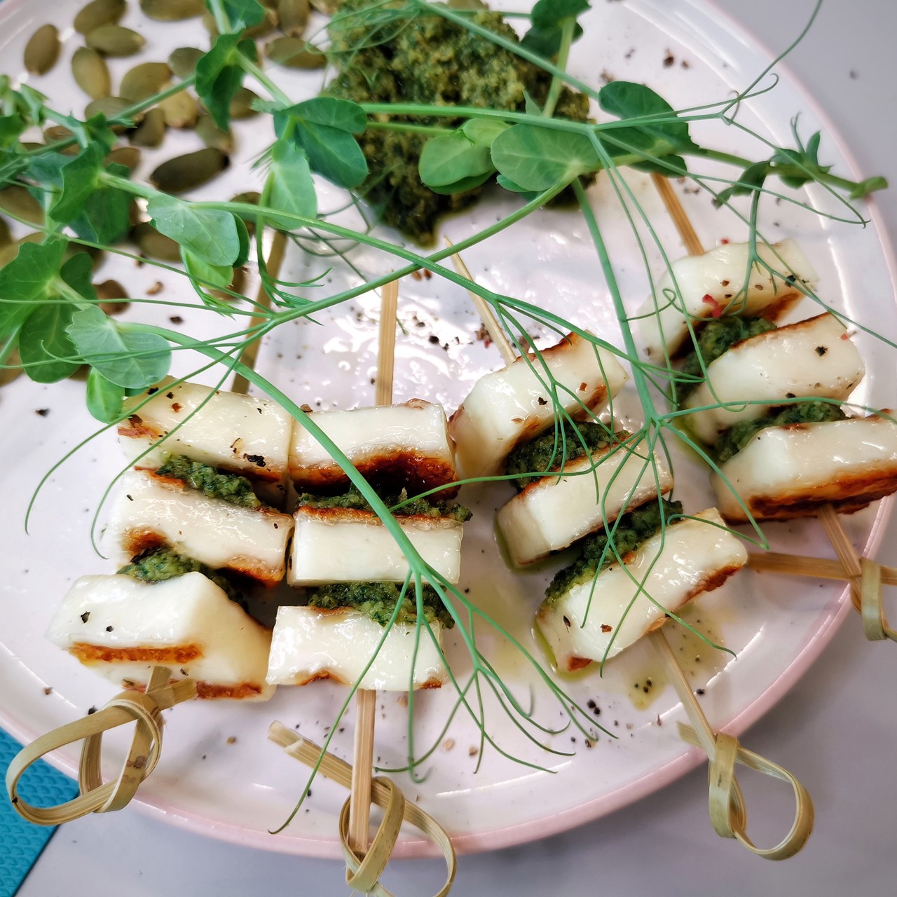 Канапе из сыра халуми с соусом песто