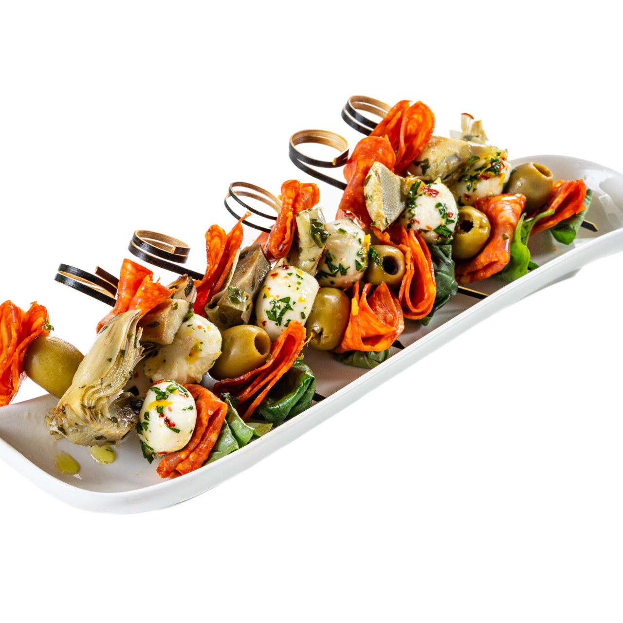 Канапе с маринованной моцареллой и колбасой