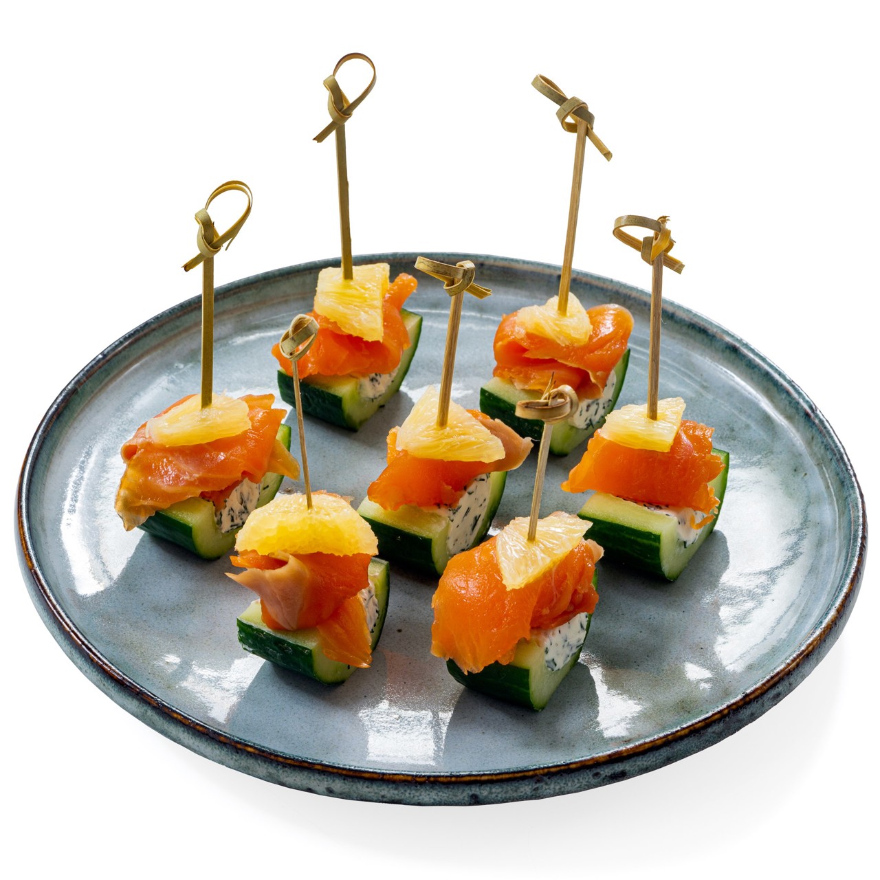 Канапе с огурцом, творожным сыром и красной рыбой