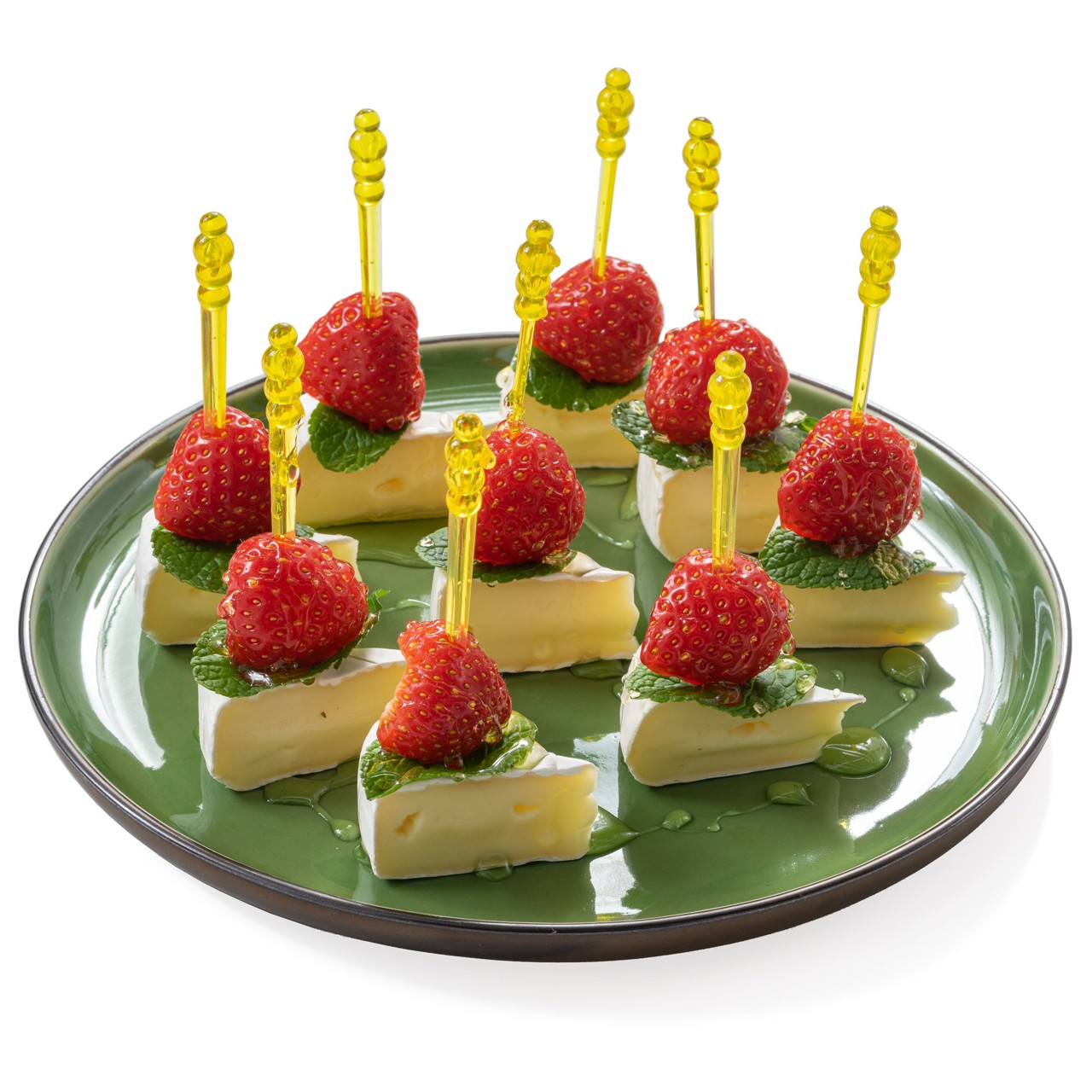 Канапе с сыром бри и клубникой