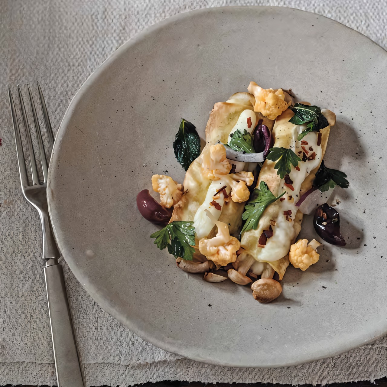 Каннеллони с опятами и салатом романеско