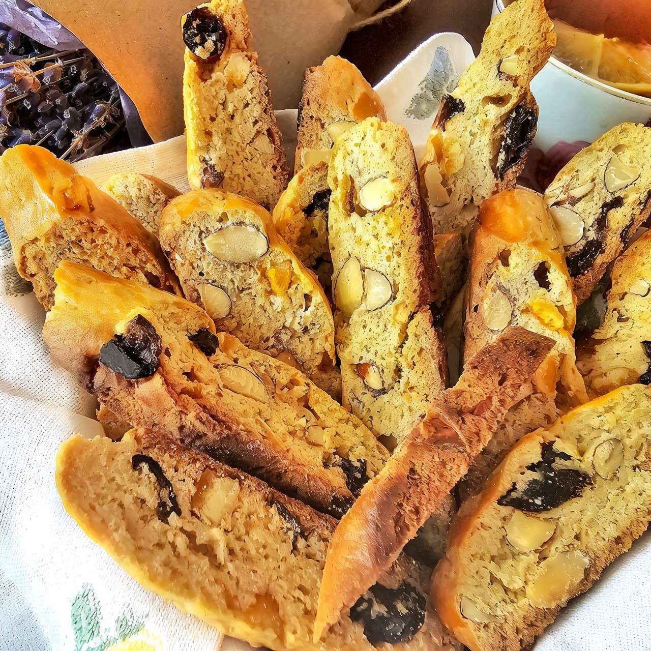 Кантуччи с миндалем и цукатами