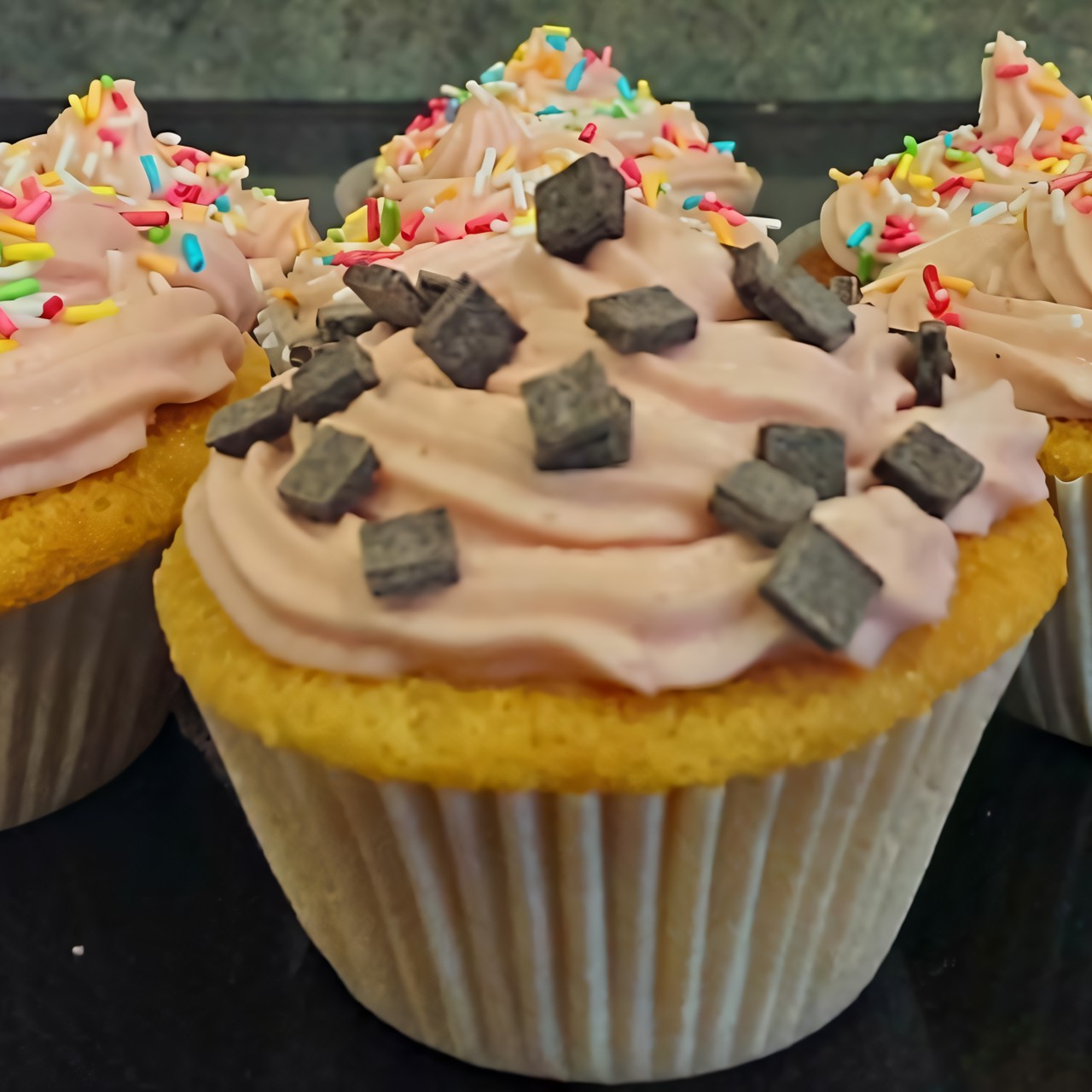 Капкейки с клубничной начинкой