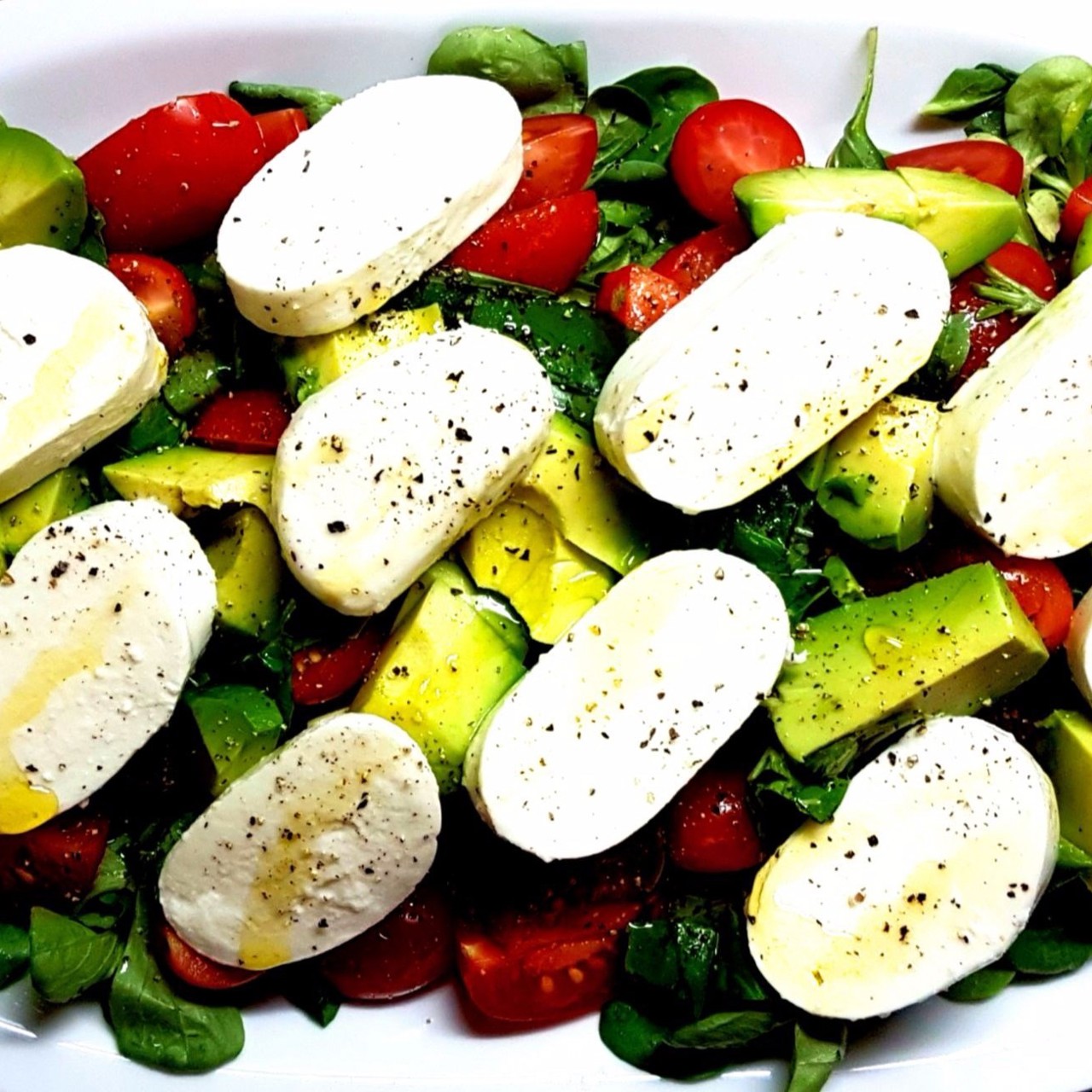 Капрезе с корном и авокадо