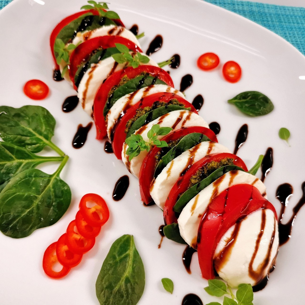 Капрезе со шпинатом