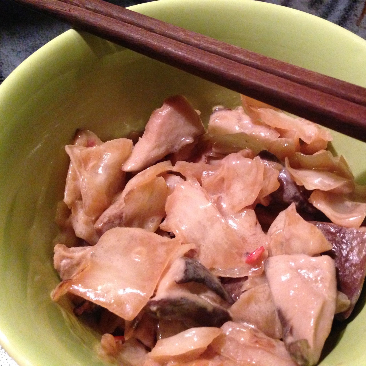 Капуста, жаренная в воке с грибами, рыбным соусом и кокосовым молоком