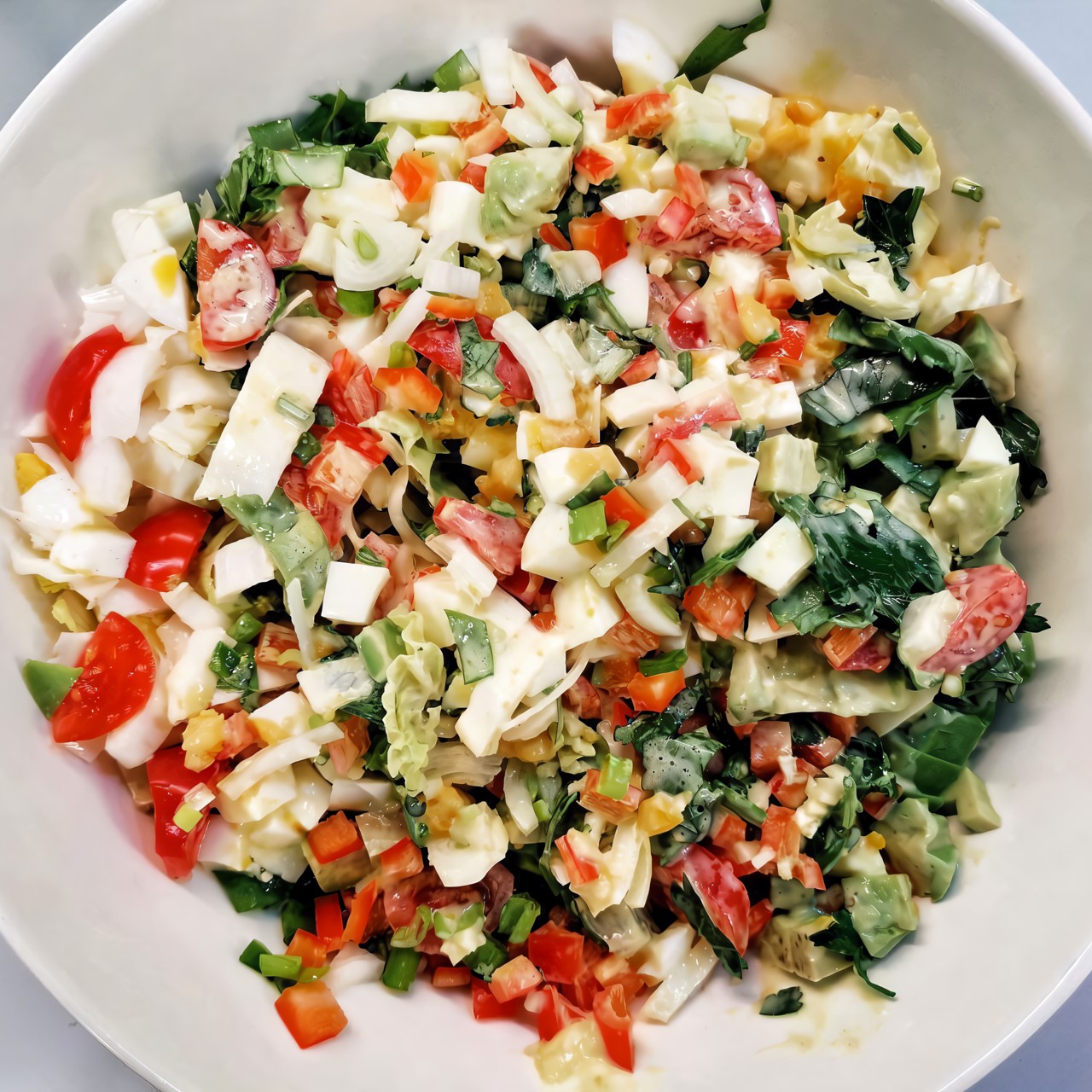 Капустный салат с яйцами и авокадо