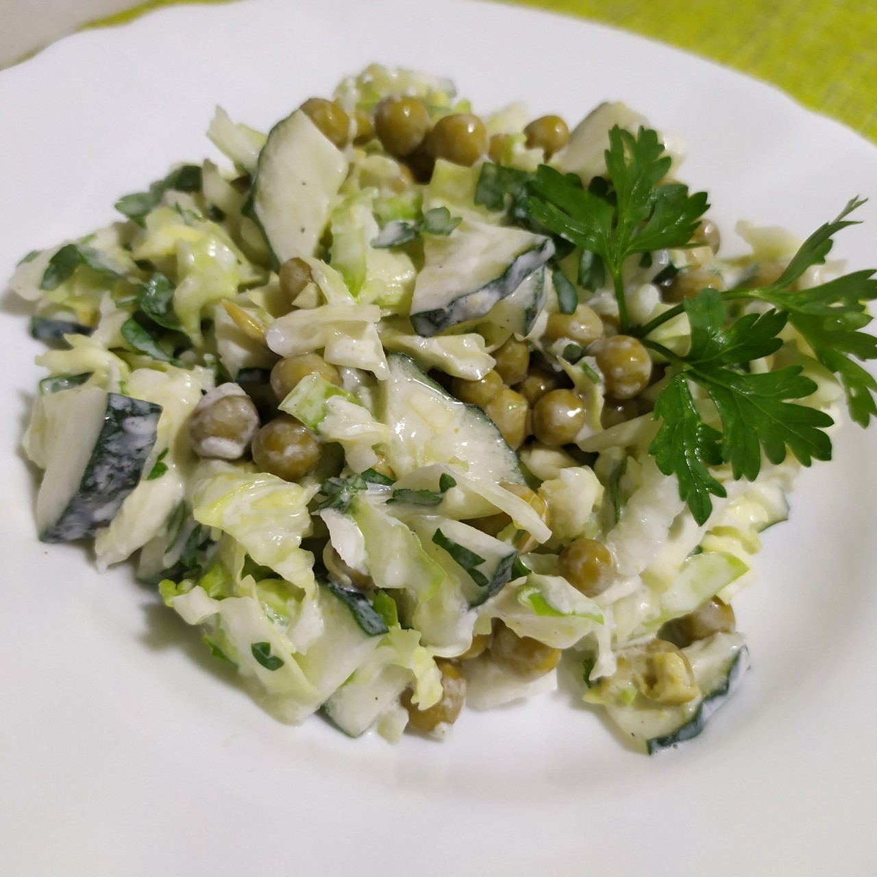 Капустный салат с зеленым горошком и огурцом