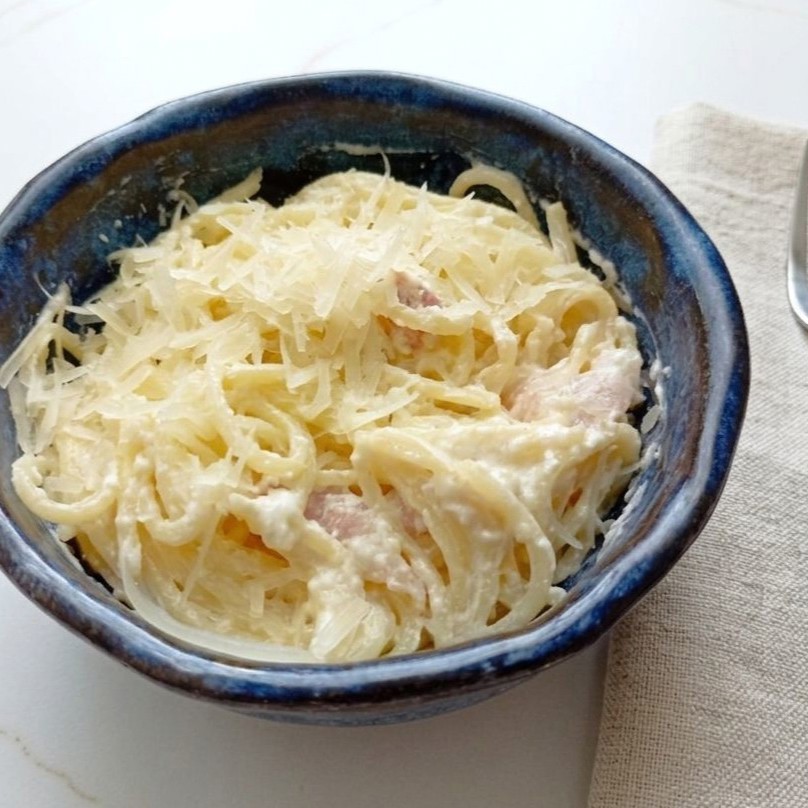 Паста карбонара с беконом и пармезаном